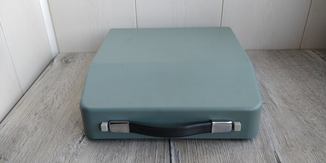 IGOR2691's tweet image. #Neckermann Brillant #Junior #Typewriter. #Turquoise #Rare #Working #mechanical Typewriter. #QWERTZ Keyboard. #Germany #Manual #Vintage #Machine etsy.me/2ZCw2s4