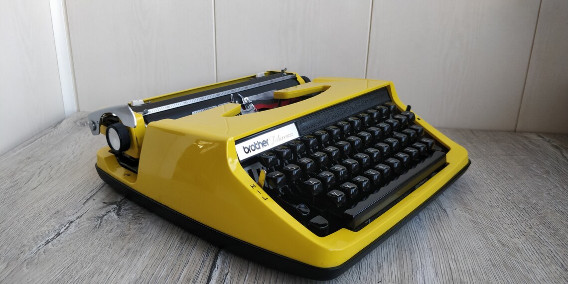 IGOR2691's tweet image. #Brother #Deluxe 800 #Typewriter. #Portable #Manual #Working Typewriter. #QWERTY #keys. Yellow #mechanical #Vintage Typewriter. Made in #Japan etsy.me/3h6e4E7