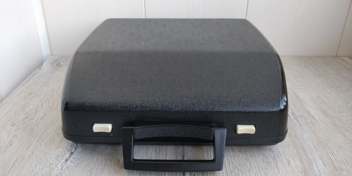 IGOR2691's tweet image. #Brother #Deluxe 800 #Typewriter. #Portable #Manual #Working Typewriter. #QWERTY #keys. Yellow #mechanical #Vintage Typewriter. Made in #Japan etsy.me/3h6e4E7