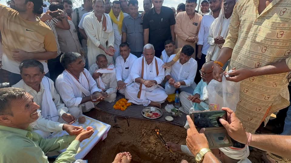 Sujan Singh Adhana (@sujanadhana) on Twitter photo आज खोह वाटी क्षेत्र में श्री देवनारायण कन्या आवासीय विद्यालय #पसोपा का शिलान्यास किया।
📍 नगर
💥क्षेत्र के विकास ही हमारा संकल्प💥
गृह राज्य मंत्री
श्री <a href="/jawaharbedam/">JAWAHAR SINGH BEDHAM</a> जी,
राज० सरकार
<a href="/BhajanlalBjp/">Bhajanlal Sharma</a> <a href="/AgrawalRMD/">Dr.Radha Mohan Das Agrawal</a>
<a href="/chshekharbjp/">Chandrashekhar</a>
#आपणों_अग्रणी_राजस्थान
#नियति_सच्ची_तरक्की_पक्की आज खोह वाटी क्षेत्र में श्री देवनारायण कन्या आवासीय विद्यालय #पसोपा का शिलान्यास किया।
📍 नगर
💥क्षेत्र के विकास ही हमारा संकल्प💥
गृह राज्य मंत्री
श्री <a href="/jawaharbedam/">JAWAHAR SINGH BEDHAM</a> जी,
राज० सरकार
<a href="/BhajanlalBjp/">Bhajanlal Sharma</a> <a href="/AgrawalRMD/">Dr.Radha Mohan Das Agrawal</a>
<a href="/chshekharbjp/">Chandrashekhar</a>
#आपणों_अग्रणी_राजस्थान
#नियति_सच्ची_तरक्की_पक्की