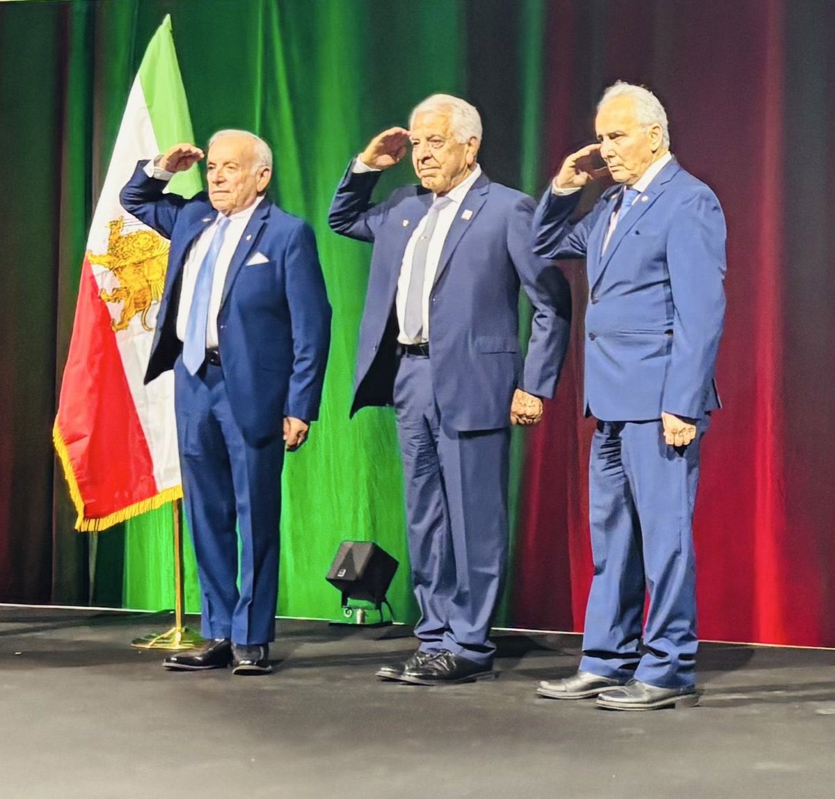 RojanAzadi2's tweet image. خلبانان شریف ارتش شاهنشاهی،
به یاد سپهبد خلبان جهانبانی چشم آبی خوشتیپ✌️
من هم یک سربازم 🫡
#همكارى_ملى
#MIGAwithPahlavi