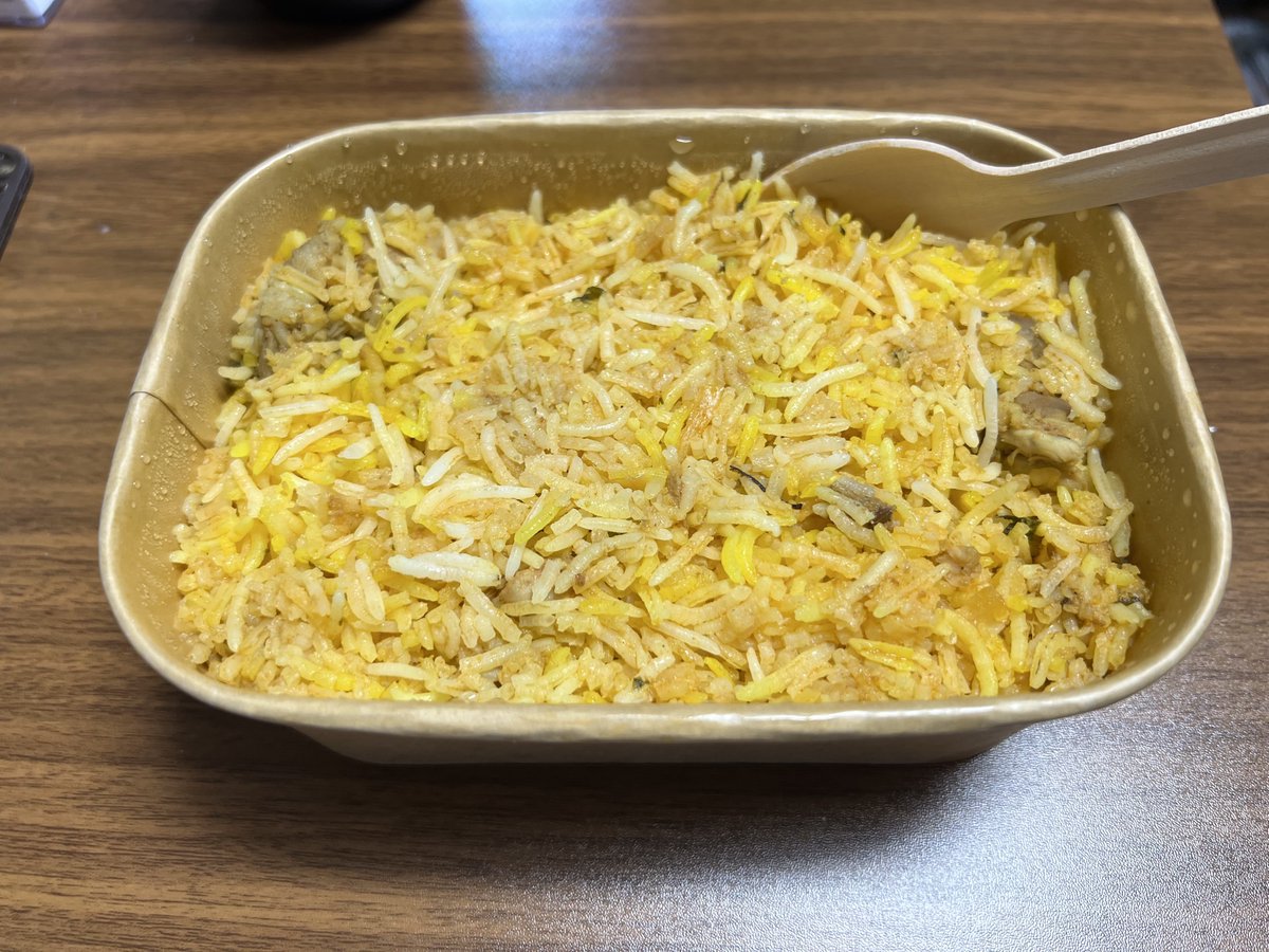 Kurono0609's tweet image. インド館のチキンビリヤニ超美味い!!!!
思ってた以上に鶏肉入ってるし味も濃くなかった
量もそこそこあって食べ応えあ。👍
他の国のビリヤニも味が違うみたいやから食べてみたくなった😋
ごちそうさま!🙏