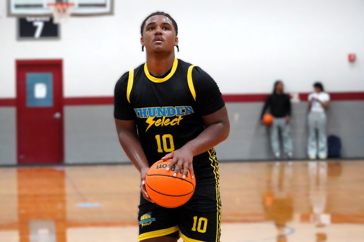 SHReport's tweet image. 2027 Zachary Graves plays the game at his own pace and doesn't get rattled.
Read about his Friday night performance at @OntheRadarHoops Final Run:
southernhoopsreport.com/friday-night-t…