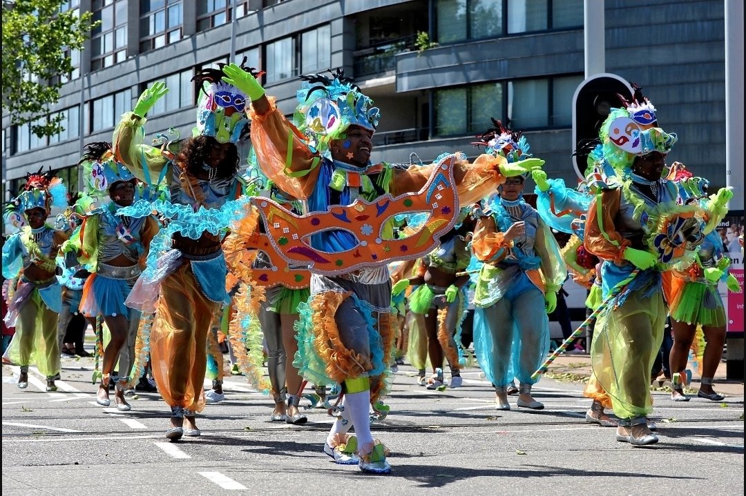 MissMoney's tweet photo. Ze treffen t met t weer @zomer_carnaval hier in Rotterdam, Hopelijk dit jaar zonder steek / schietpartijen.. want t is elk jaar nog raak geweest
#optocht #Rotterdam https://t.co/XqopkXKtIM