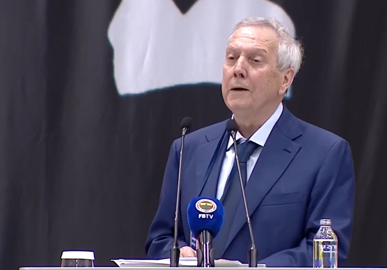 Aziz Yıldırım: "Çocuklar Fenerbahçeli olmuyor artık. En büyük sorunumuz bu! Her yerde çoğunluk onlarda. Bir arkadaş, çocuğuna forma almaya gitmiş. Çocuk arkasına 45 numara yazılmasını istemiş. Babasını anlamamış, çocuk 'Osimhen' demiş. Bunun altından kalkamayız."