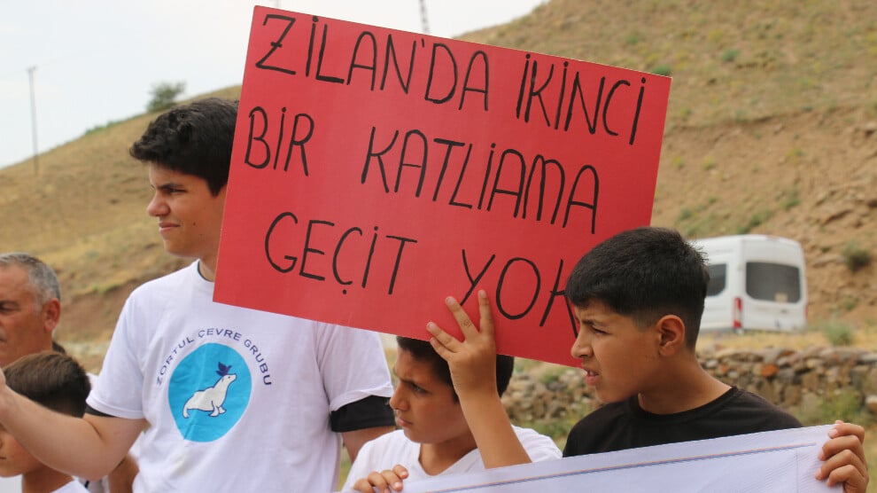 anfturkce1's tweet image. Sivil toplum örgütü temsilcileri, 7554 sayılı kanun ile Zîlan Deresi gibi koruma altındaki alanlarda maden arama faaliyetlerinin önünün açıldığını belirterek, yasanın iptalini istedi.
anf-news.com/guncel/zilan-2…