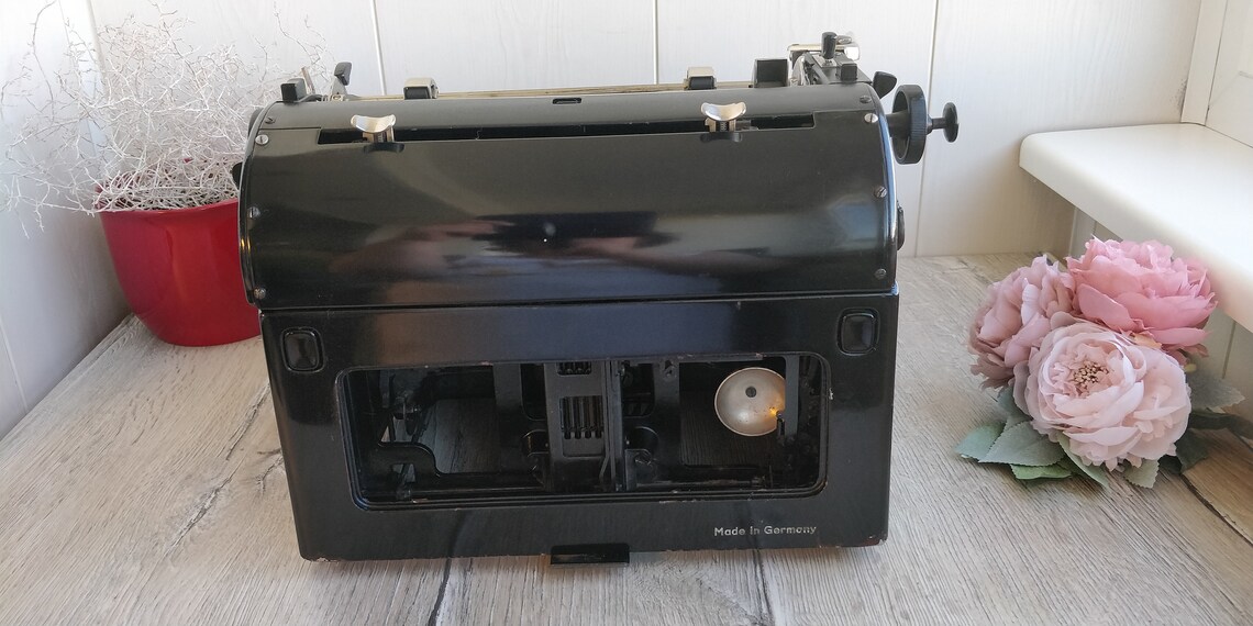 IGOR2691's tweet image. #Antique #OPTIMA M10 #Manual #Typewriter. #QWERTY Keys. #Rare #Working #mechanical #Typewriter. #Office #Machine. #Vintage #Office #Decor #Steampunk #OfficeDecor #steampunkstyle #Decor #Stylish #officedesign #Rare #Collectible etsy.me/3awRJvD