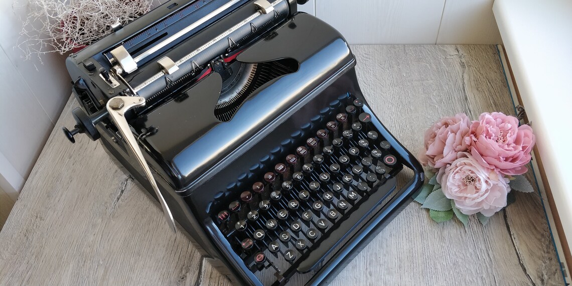 IGOR2691's tweet image. #Antique #OPTIMA M10 #Manual #Typewriter. #QWERTY Keys. #Rare #Working #mechanical #Typewriter. #Office #Machine. #Vintage #Office #Decor #Steampunk #OfficeDecor #steampunkstyle #Decor #Stylish #officedesign #Rare #Collectible etsy.me/3awRJvD