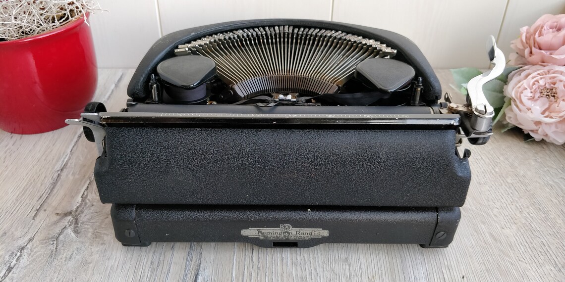 IGOR2691's tweet image. #Rare #REMINGTON RAND Deluxe Model 5 #Typewriter. #QWERTY #Keyboard. #mechanical #Antique #Portable #Working #Manual #Typewriter #Gift #idea #Vintage #Office #Decor #Steampunk #OfficeDecor #Decor #Stylish #officedesign #Rare #Collectible etsy.me/3aT9HbT