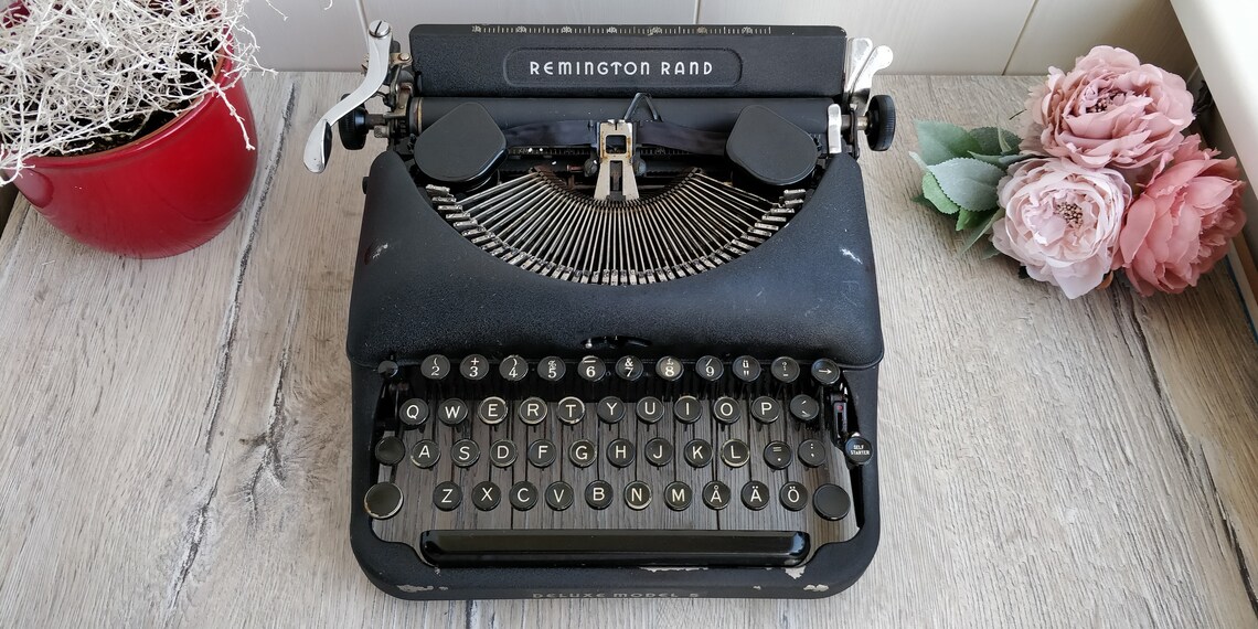 IGOR2691's tweet image. #Rare #REMINGTON RAND Deluxe Model 5 #Typewriter. #QWERTY #Keyboard. #mechanical #Antique #Portable #Working #Manual #Typewriter #Gift #idea #Vintage #Office #Decor #Steampunk #OfficeDecor #Decor #Stylish #officedesign #Rare #Collectible etsy.me/3aT9HbT