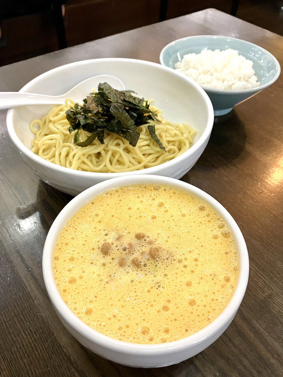 らぁめん 元住家 - 鹿島田
 
納豆ざるつけめん 並盛り＋ライス🍚
 
納豆と卵🟡を和えてフｯワフワ🫧
納豆の下には
沢山のメンマ🙌＆細切りチャー🥩
鳥ガラベースのしょっぱ旨つけ汁に
ゴワもちプﾘプﾘの中太麺🍜をINして
ズルズルズﾙﾙーン🥢止まりません😋
はーい🙋🏼‍♀️
"超"激うまくーーん㊗️💯🎉🎊💕☀️