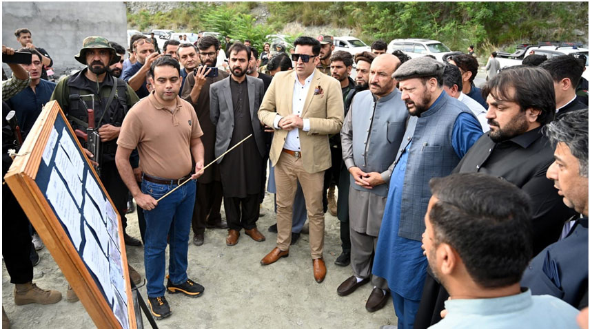 RadioPakistan's tweet image. Chief Minister Gilgit-Baltistan Haji Gulbar Khan visited various flood-affected areas in Diamer division
@GBgovt #RadioPakistan #News #Rain #Flood #Rescue
radio.gov.pk/26-07-2025/gb-…