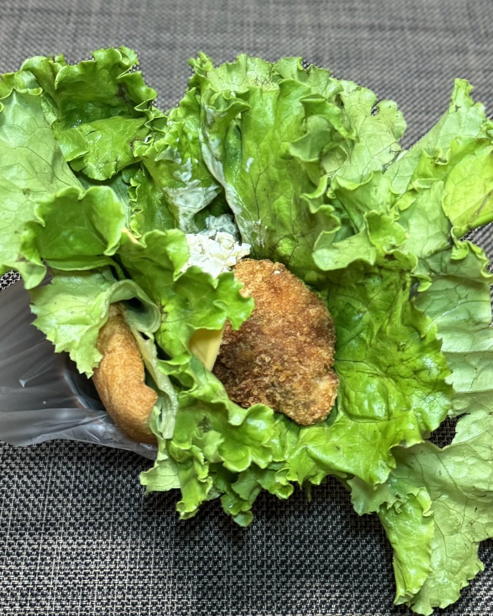 ITABASHI2929's tweet image. 晩ごはん。『おれのパンの耳フィッシュサンド ~白菜みたいなサニーレタスを使い切るのが大変。いたばし風~ 』。飲んで帰ってきて家で〆る。無職50歳デブ、毎晩飲んでて大丈夫なのか?