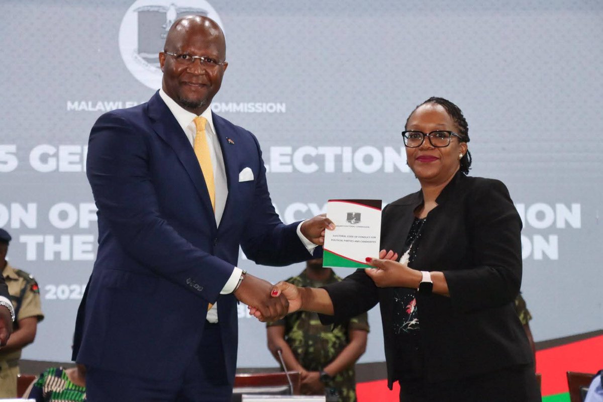 MalawiGovt's tweet image. Leader of United Democratic Front (UDF), Atupele Muluzi, has officially submitted his nomination papers to the Malawi Electoral Commission (MEC), reaffirming his stand for the September 16th General Election.
He was accompanied by his running mate, Dr. Rex Kalolo.