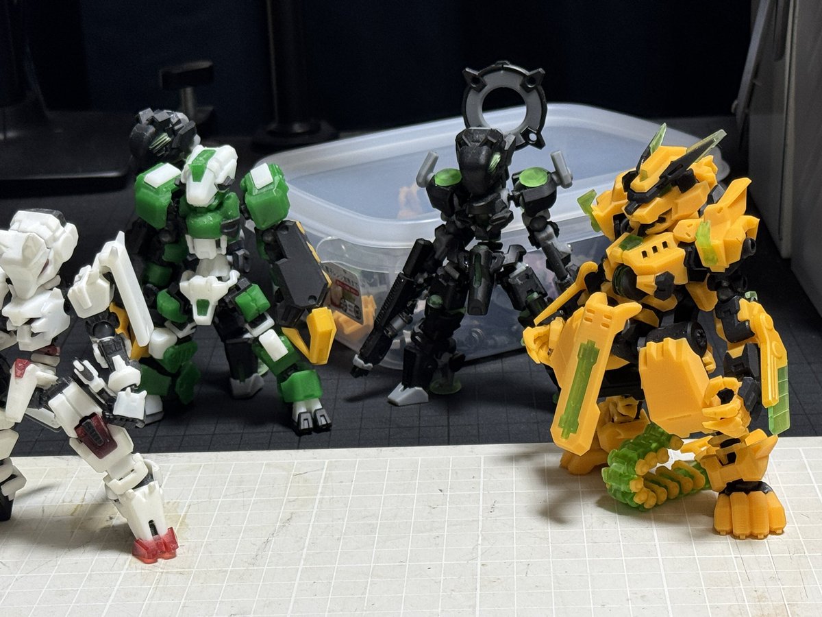 skill1000's tweet image. 展示品をチェックしたりしてますよ。