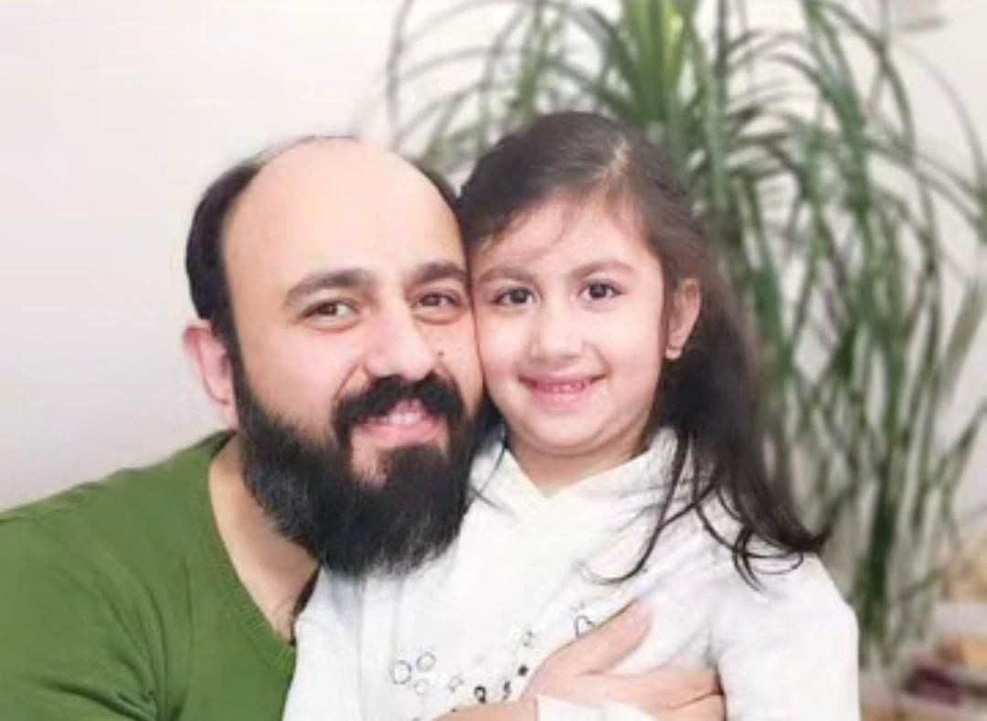 hgh146831's tweet image. 🔸احسان اشراقی به همراه تنها فرزندش، باران که فقط ۹ سال داشت در انفجار سحرگاه جمعه ساختمان اساتید سرو شهید شدند.
#لشگر_فرشتگان_ایران