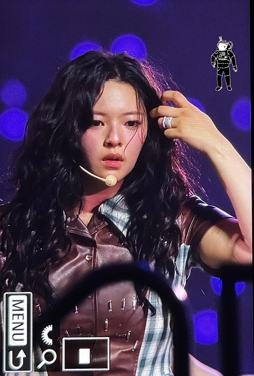 Yoobeepbeep31's tweet image. JEONGYEON'S IMAGES SO POWERFUL IT CAN TURN YOU TO STONE🤯🤯🤯🤯