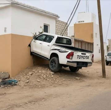 rtuwc's tweet image. ♦️ياترى مين الغلطان ؟ 🤔🙃
 لجدار أو السياره او العمود؟🤣