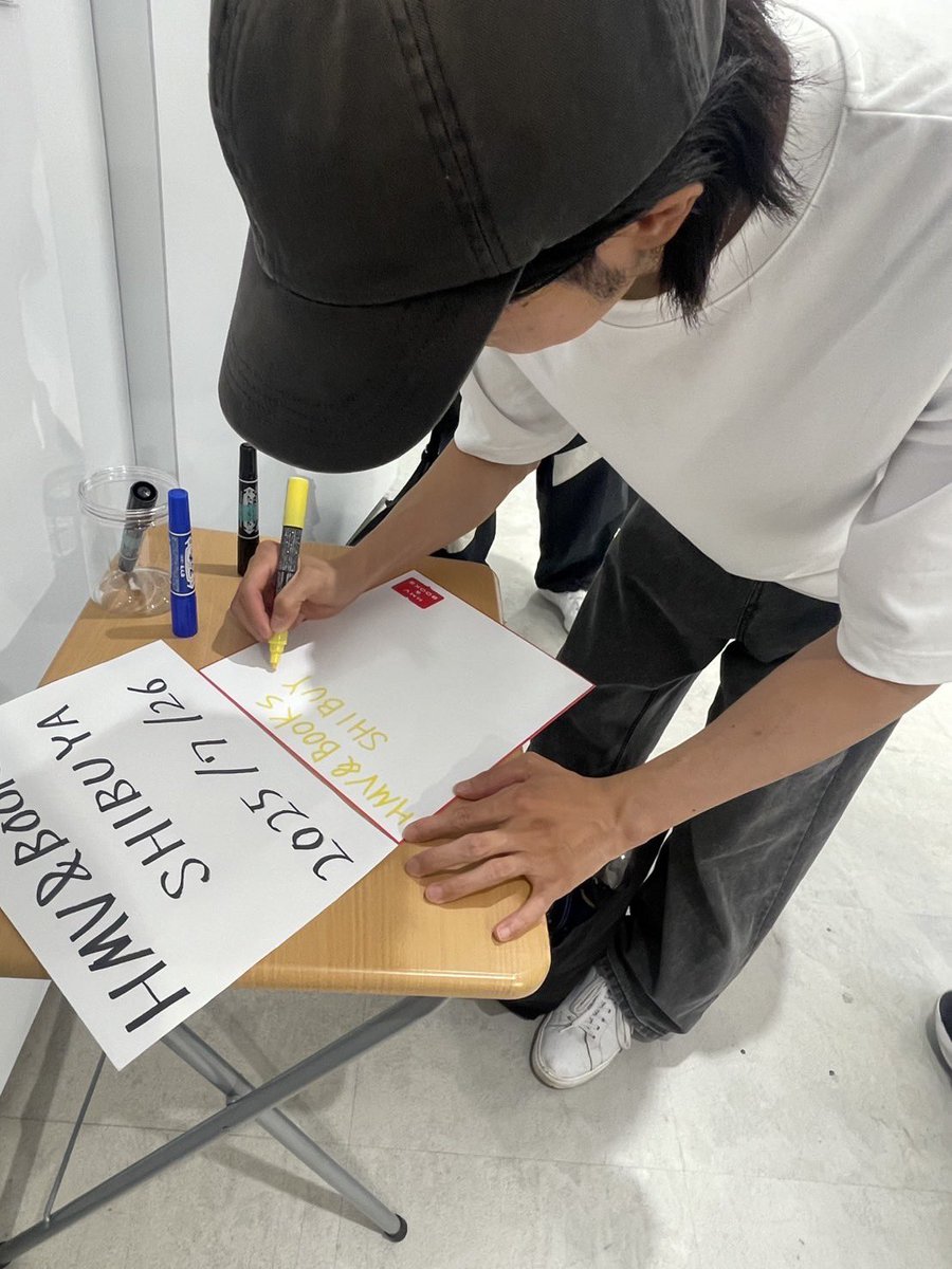 kanda_masakazu's tweet image. 本日、渋谷にあるHMV&BOOKSさんにあるナンバーワン戦隊ゴジュウジャーのPOP UPショップに行ってきました!
アクリルバナーカードを買いまして、
見事"百夜陸王"を引くことができました🦁
皆様もぜひ遊びに行ってみてください!
#ゴジュウジャー
#渋谷