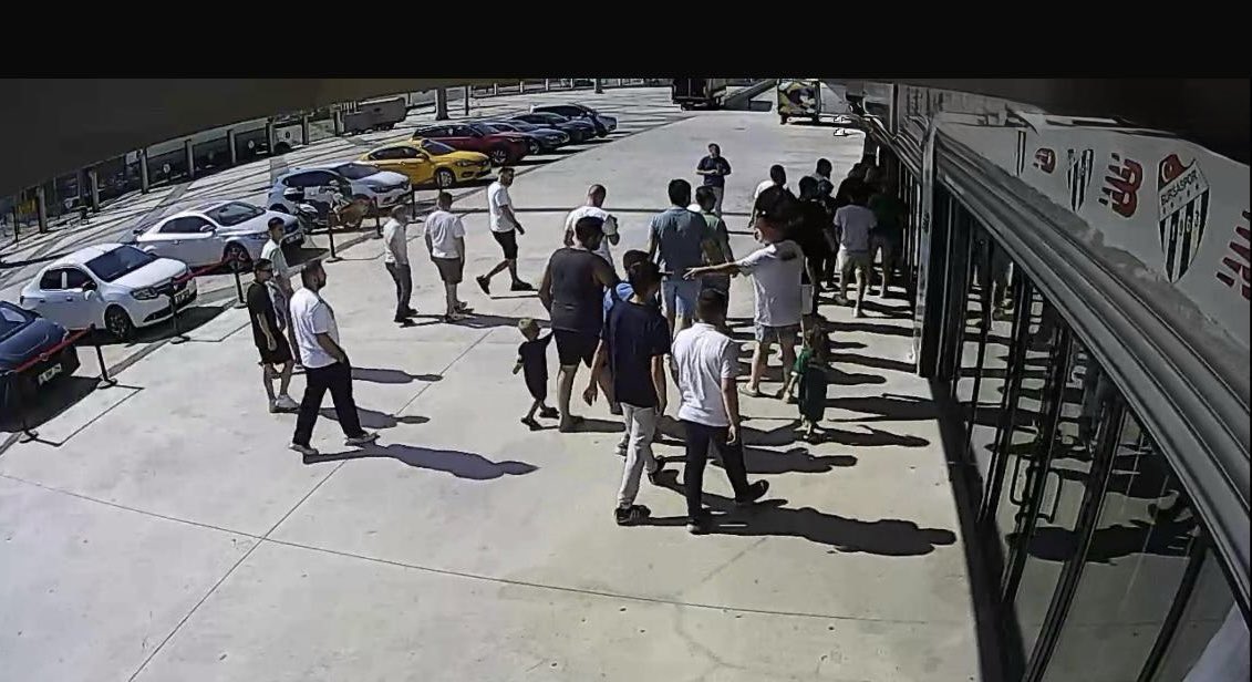 Değerli Bursasporlular 

Yeni sezon formalarımızdan dört modelimizi bugün stadyum mağazamızda satışa sunduk.

Sabahın ilk saatlerinden itibaren mağazamıza akın eden taraftarlarımıza teşekkür ediyor, herkesi mağazamıza hücuma bekliyorum.