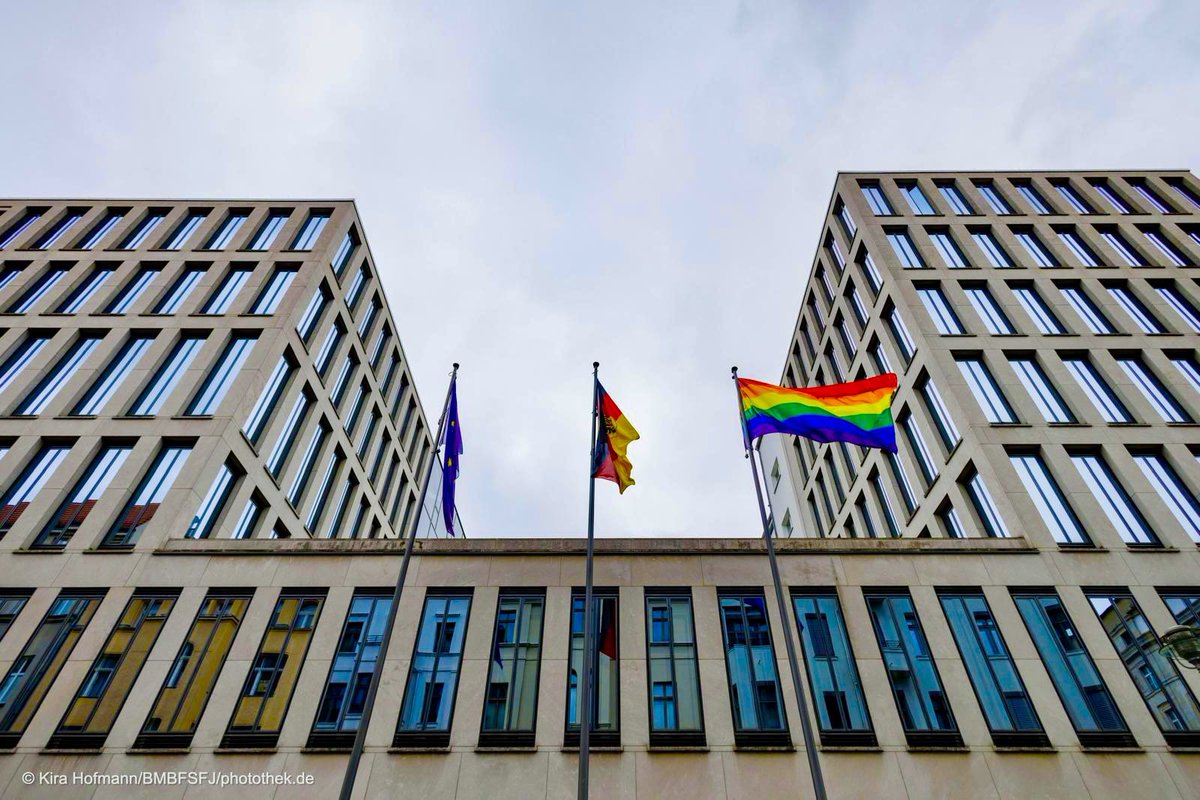 🏳️‍🌈 Auch das <a href="/BMBFSFJ/">BMBFSFJ</a> heute stabil. Die #Regenbogenflagge weht zum #CSD #Berlin über dem Ministerium.  
Danke,  <a href="/PrienKarin/">Karin Prien</a>.  
„Ich akzeptiere keine Diskriminierung von Minderheiten und keine Diskriminierung von Frauen, ob mit oder ohne Kinder. In diesem Haus wird gemeinsam zum