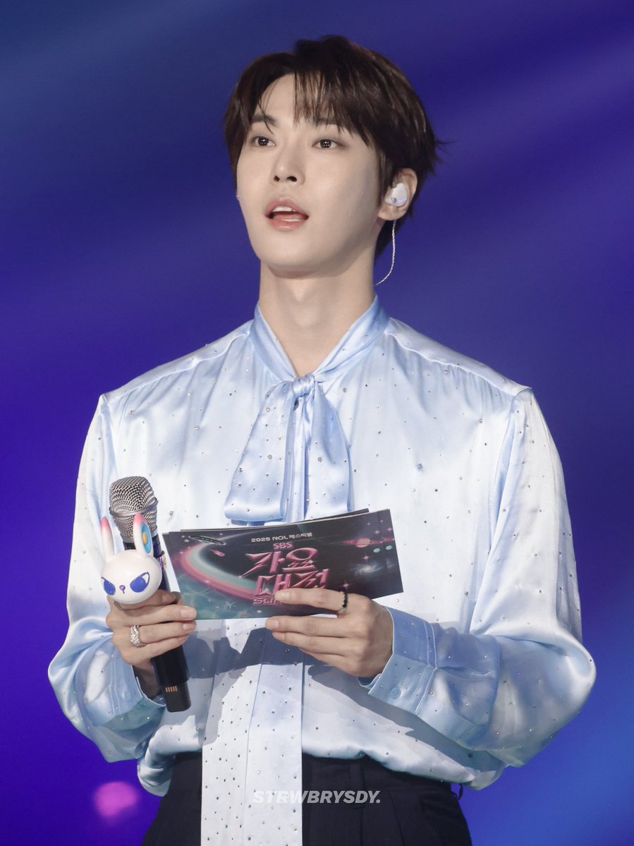 STRWBRYSDY's tweet image. 250726 SBS 가요대전 2025
MC DO0
#도영 #DOYOUNG #ドヨン
#NCT #엔시티