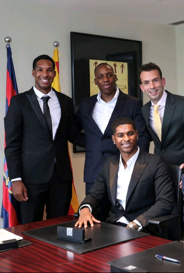 Simon Leaf (in yellow tie) led the legal team that advised Marcus Rashford on his move to Barca. 

He is from #Mishcon de Reya, the law firm famous for representing Princess Diana and, most recently, Prince Williams.

One of the most agile and progressive law firms in the world.