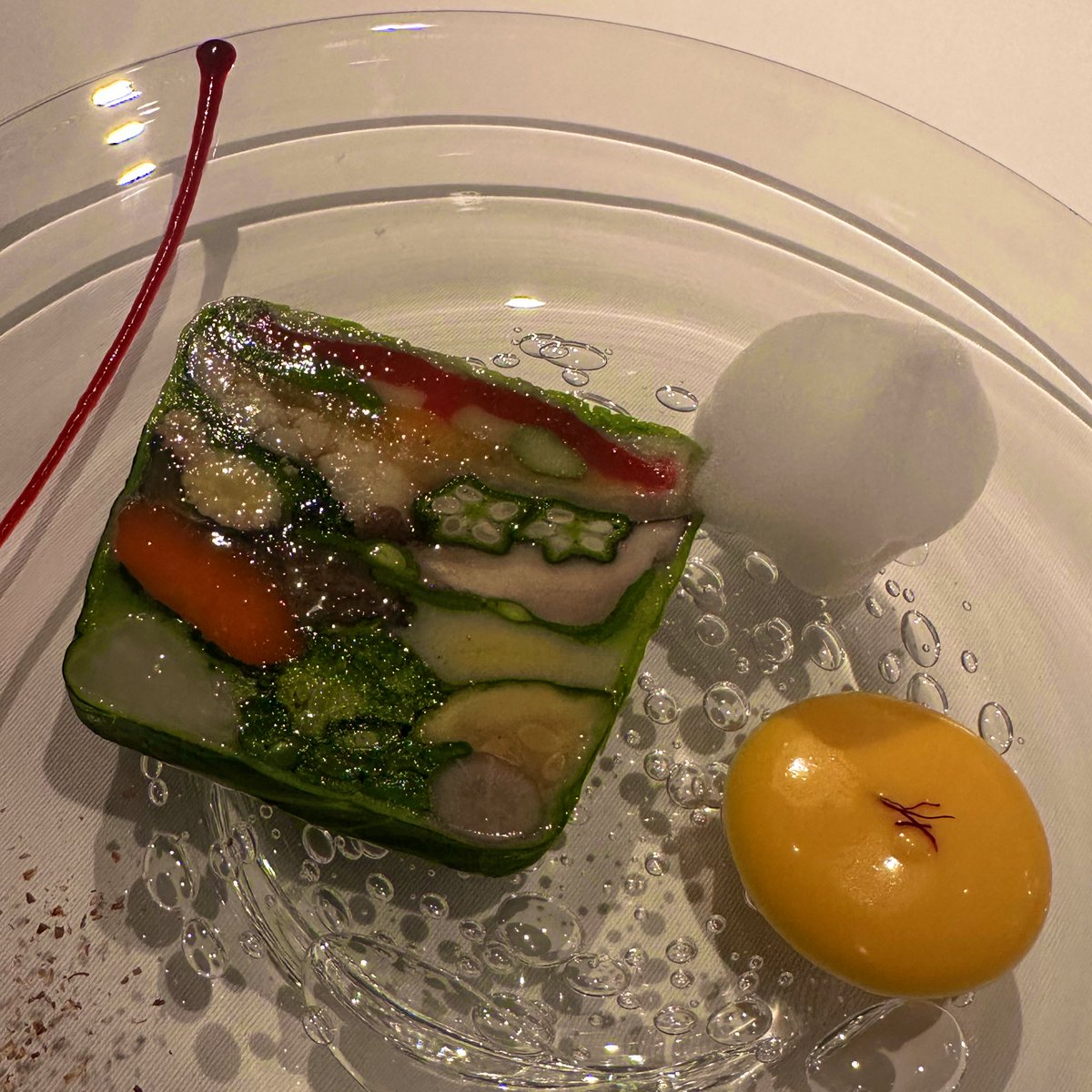 victorianbox's tweet image. 20種類のお野菜のテリーヌはいつも半分に薄く切って頂いて前菜に。鱧と三葉のテリーヌは紫蘇と梅肉のソースと一緒に頂きました。
まるでジュエリーの様な美しいお料理と丁寧なお仕事 代官山 レザンファン ギャテ