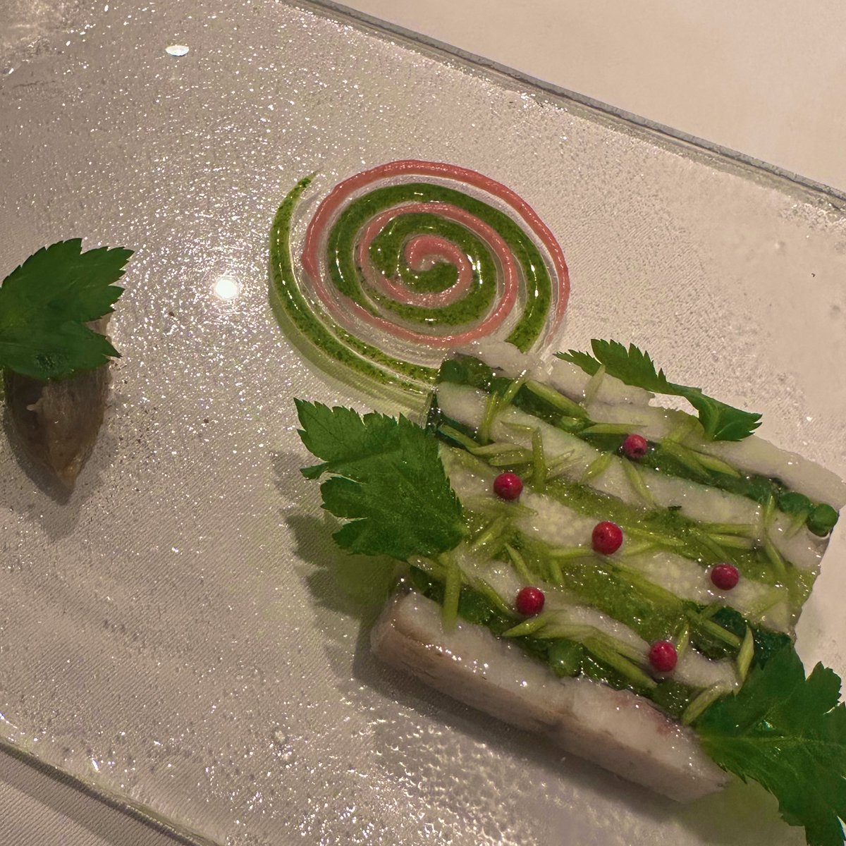 victorianbox's tweet image. 20種類のお野菜のテリーヌはいつも半分に薄く切って頂いて前菜に。鱧と三葉のテリーヌは紫蘇と梅肉のソースと一緒に頂きました。
まるでジュエリーの様な美しいお料理と丁寧なお仕事 代官山 レザンファン ギャテ