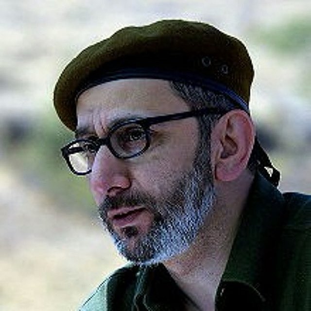 مش بس كبرنا عَ فنّك وإبداعك، عَ فكرك كمان. في أجيال كبرت بتحكي متلك، وبتفكّر متلك، و بتحاول تكتب متلك. كان حلمي نعمل مسرح سوا، أنا كتير محظوظة إني عرفتك وحكيت معك. بدّي إبني يكبر عَ مسرحياتك وعلى إبداعاتك.لبنان محظوظ إنو كان عندو عبقري متلك.

#ziadrahbani #زياد_الرحباني