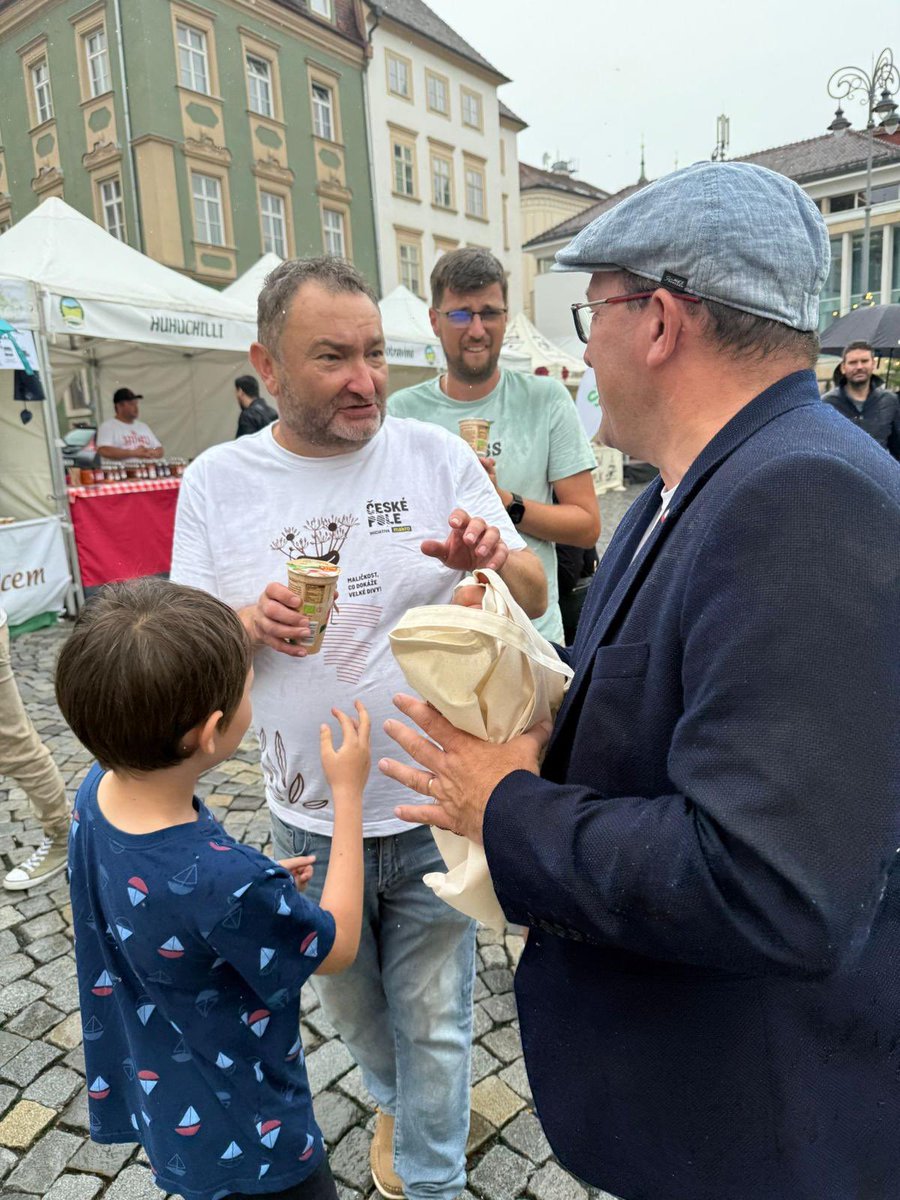 MarekVyborny's tweet image. Tradiční akce @MZeCr “Poznej svého farmáře” 🌱🐄 pro všechny milovníky venkova a kvalitních regionálních potravin.
V Brně na Zelňáku jsem se potkal s @hladikpe i mnoha skvělými lokálními producenty. A samozřejmě s vámi, kteří svojí preferencí venkov podporujete. Díky za to!