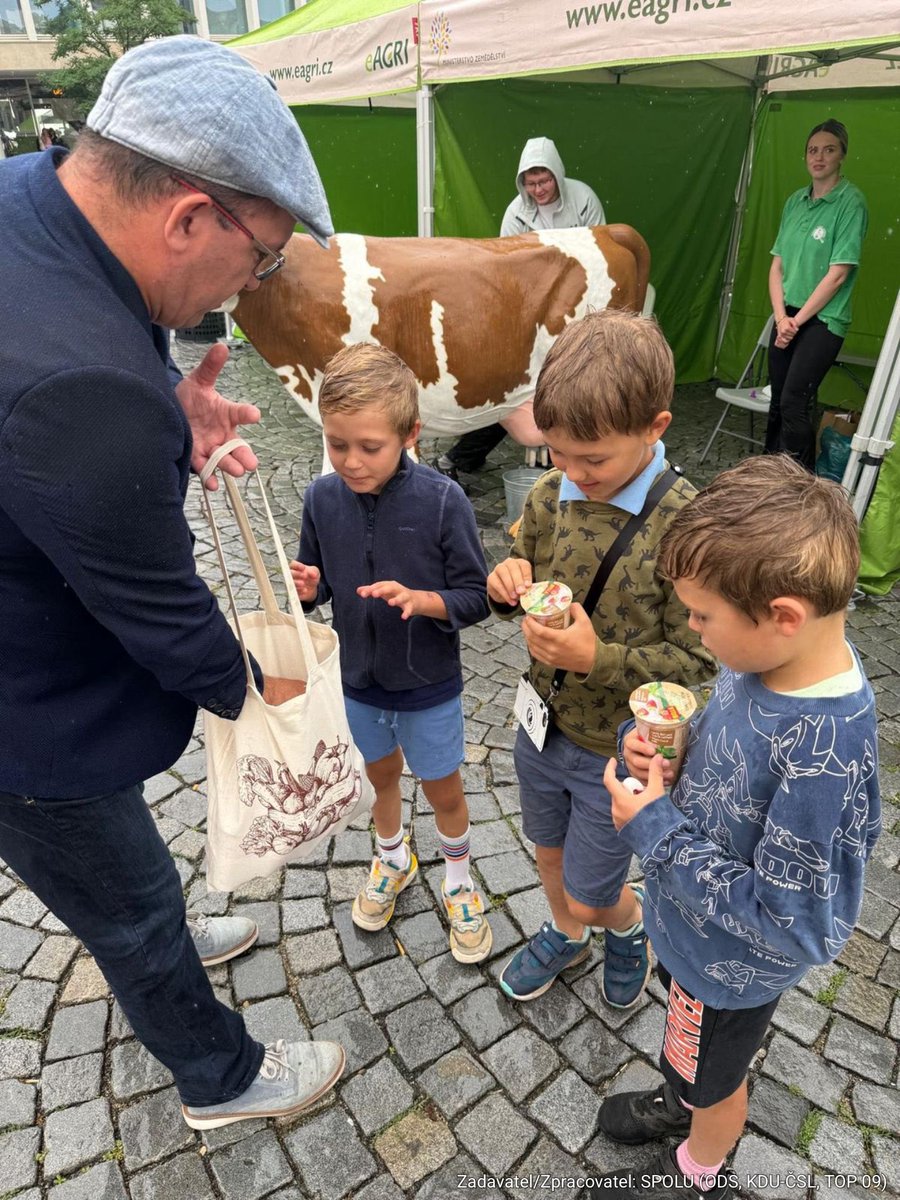 MarekVyborny's tweet image. Tradiční akce @MZeCr “Poznej svého farmáře” 🌱🐄 pro všechny milovníky venkova a kvalitních regionálních potravin.
V Brně na Zelňáku jsem se potkal s @hladikpe i mnoha skvělými lokálními producenty. A samozřejmě s vámi, kteří svojí preferencí venkov podporujete. Díky za to!