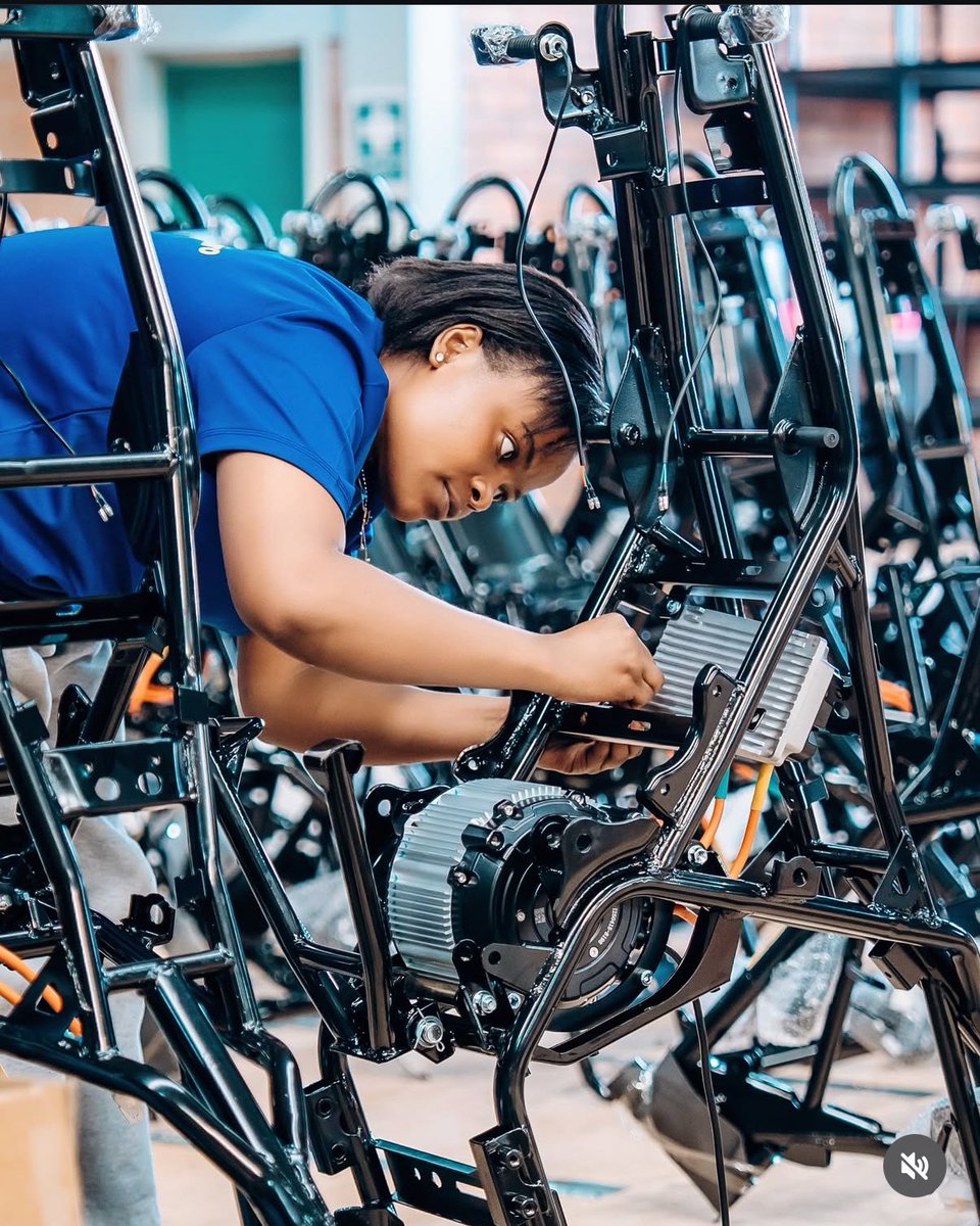 limukii_f's tweet image. Women in Manufacturing at it 🔥@RoyalFMRwanda