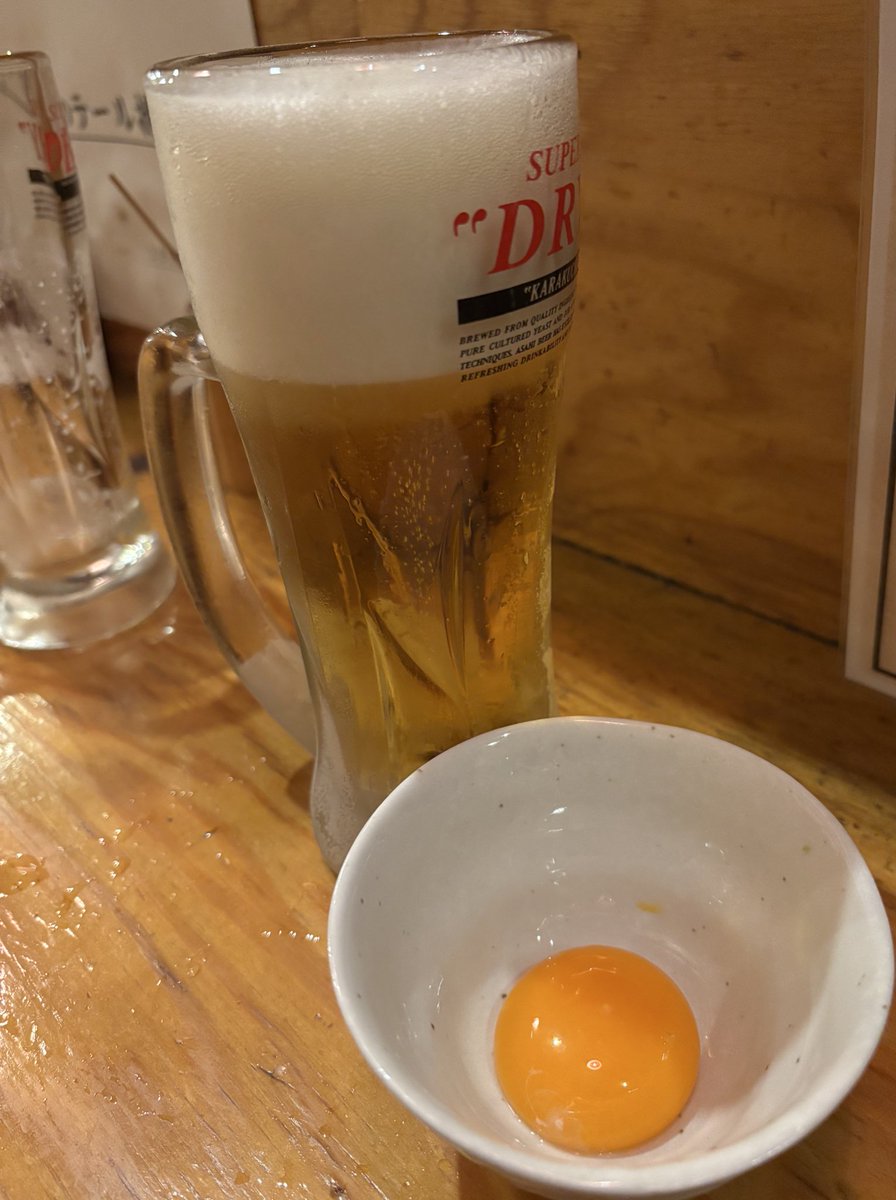 SPshacho's tweet image. 【早めに到着して🍺やる癖があります】
急遽仕事の打ち合わせが入り早めに到着したので、お通しだけで1杯。
生卵で2杯目いっときます!
皆様、素晴らしい週末を🍻