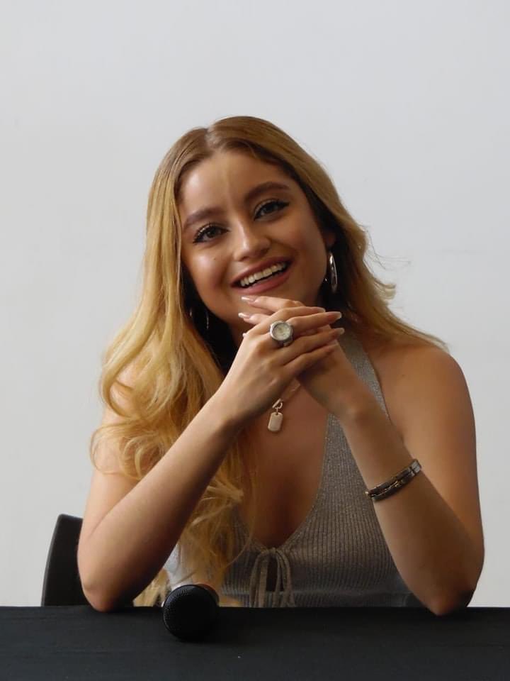 acervokarols's tweet image. 🎤| Há exatamente 1 ano, Karol participava da coletiva de imprensa da Luminova Tour em Puebla, turnê que precisou ser pausada por motivos pessoais. Em uma live recente e também em sua última entrevista, a atriz afirmou que pretende retomar a turnê ainda este ano. 💫 Estamos na…