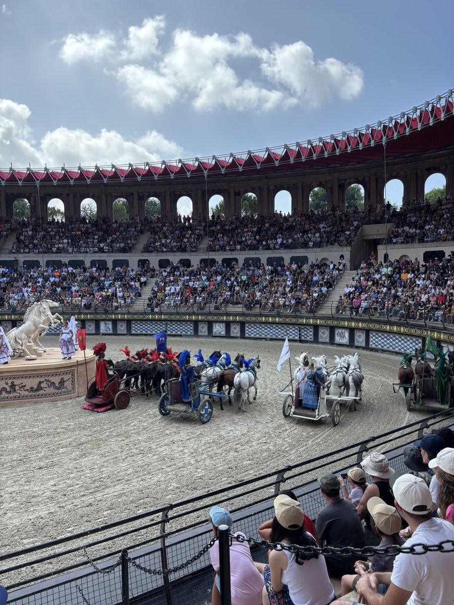 sebchenu's tweet image. Merci à @PhdeVilliers et à ma collègue @veroniquebesse pour leur accueil et la découverte du formidable @PuyduFou . Le génie français, la nature et l’histoire mêlés dans de somptueux spectacles et la Cinescenie impressionnante et émouvante. En France on a pas de pétrole mais…