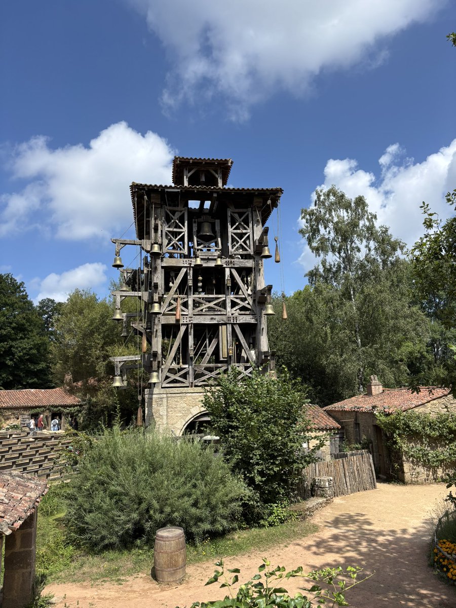 sebchenu's tweet image. Merci à @PhdeVilliers et à ma collègue @veroniquebesse pour leur accueil et la découverte du formidable @PuyduFou . Le génie français, la nature et l’histoire mêlés dans de somptueux spectacles et la Cinescenie impressionnante et émouvante. En France on a pas de pétrole mais…