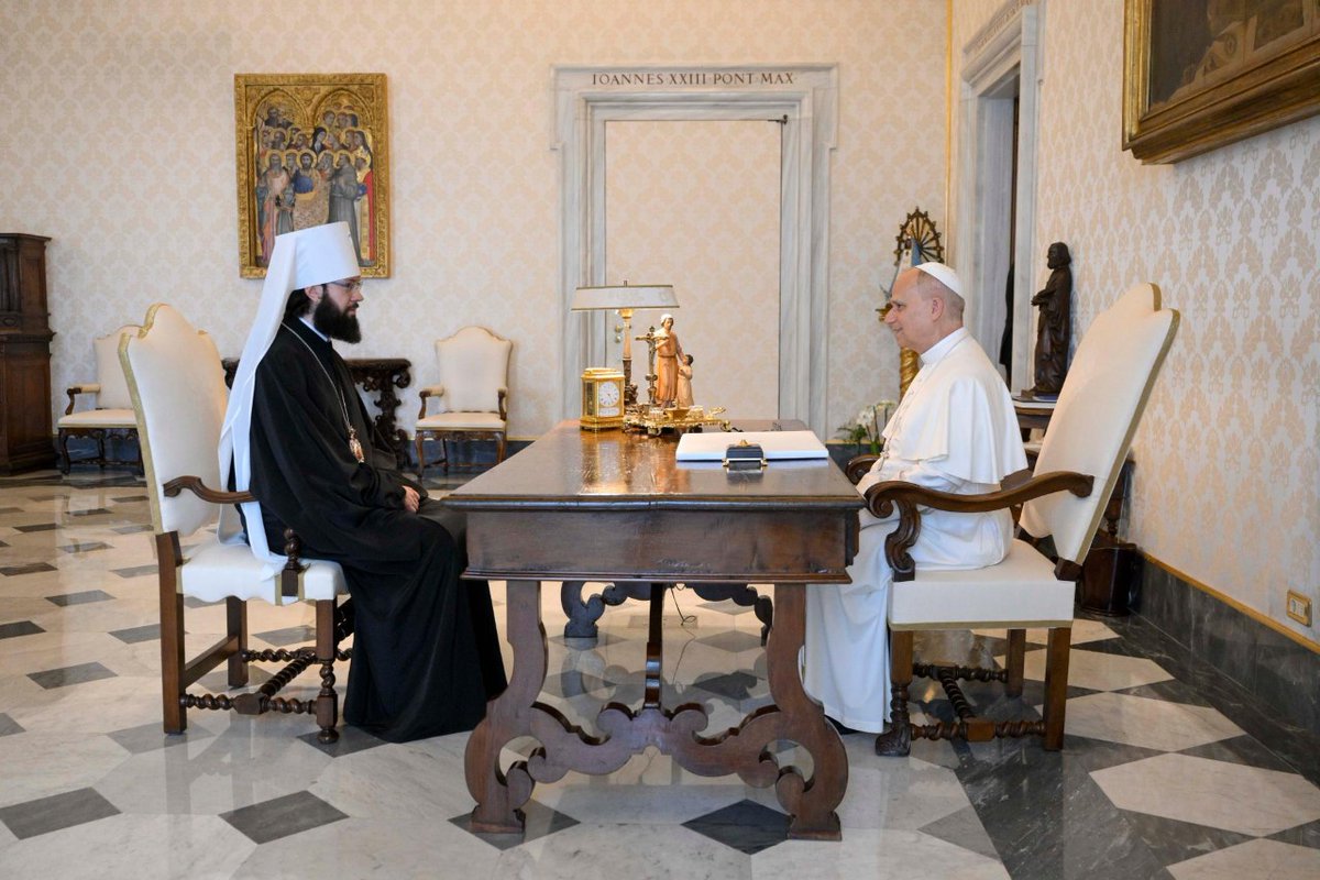 vaticannews_fr's tweet image. 🇷🇺 Léon XIV a reçu samedi au Vatican le métropolite russe-orthodoxe Antoine de Volokolamsk.
Le responsable des relations extérieures du Patriarcat de Moscou avait déjà rencontré 4 fois le Pape François, et s'était rendu présent à ses obsèques le 26 avril dernier, il y a 3 mois.