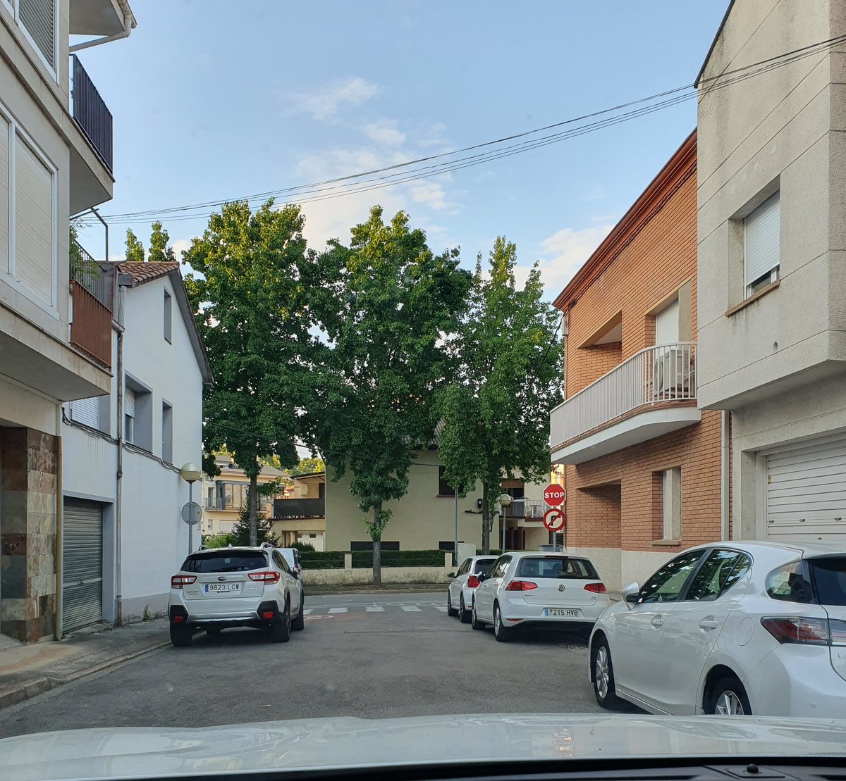 Adriana Llongarriu ♀️ 🎗 (@adrianallonga) on Twitter photo Aquest encreuament del carrer Panamà amb l'av. Bolívia d'#Olot, segons <a href="/Olotuit/">Ajuntament d'Olot</a> està ben senyalitzat. Ara bé, cal tenir en compte que es pot aparcar als 2 costats i al mig hi han de passar 2 cotxes, perquè és de doble sentit. Fixeu-vos en l'espai que queda. És força perillós! Aquest encreuament del carrer Panamà amb l'av. Bolívia d'#Olot, segons <a href="/Olotuit/">Ajuntament d'Olot</a> està ben senyalitzat. Ara bé, cal tenir en compte que es pot aparcar als 2 costats i al mig hi han de passar 2 cotxes, perquè és de doble sentit. Fixeu-vos en l'espai que queda. És força perillós!