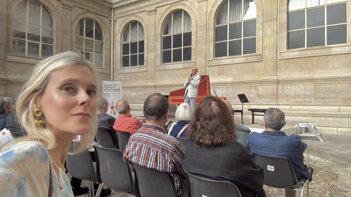 Ik was naar een klein, bijna verborgen concert van het ‘Festival Européen Jeunes Talents’, op de binnenplaats van het National Archief in Parijs. Franser wordt het niet.