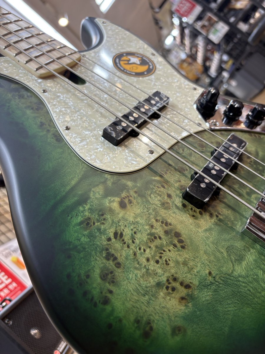 shima_koube's tweet image. 圧倒的存在感のイケメン(ベース)が仲間入り!
【Sire / V7 ASH-4 Reissue】
マーカス・ミラー監修!のフレーズ以上!
高品質でお馴染みのベースです!
カラーは【さらさらスケスケの緑】
(トランスペアレントグリーン・サテン)
EC掲載しました!
store.shimamura.co.jp/ec/pro/disp/1/…
(担当/田川)
