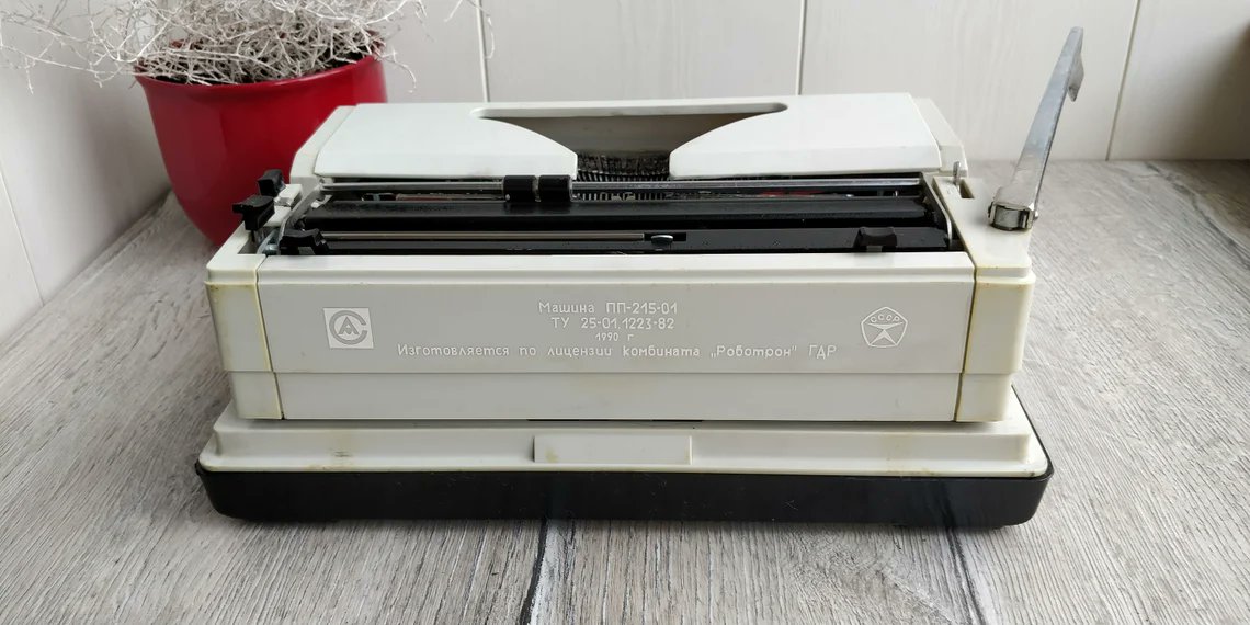 IGOR2691's tweet image. #Lyubava #Soviet #Typewriter. #USSR Typewriter. #QWERTY keys. #mechanical Portable Typewriter. #Working #Manual #Typewriter. #Vintage #Office #Steampunk #OfficeDecor #steampunkstyle #Decor #Stylish #officedesign #Rare #Collectible etsy.me/2nxNFZm
