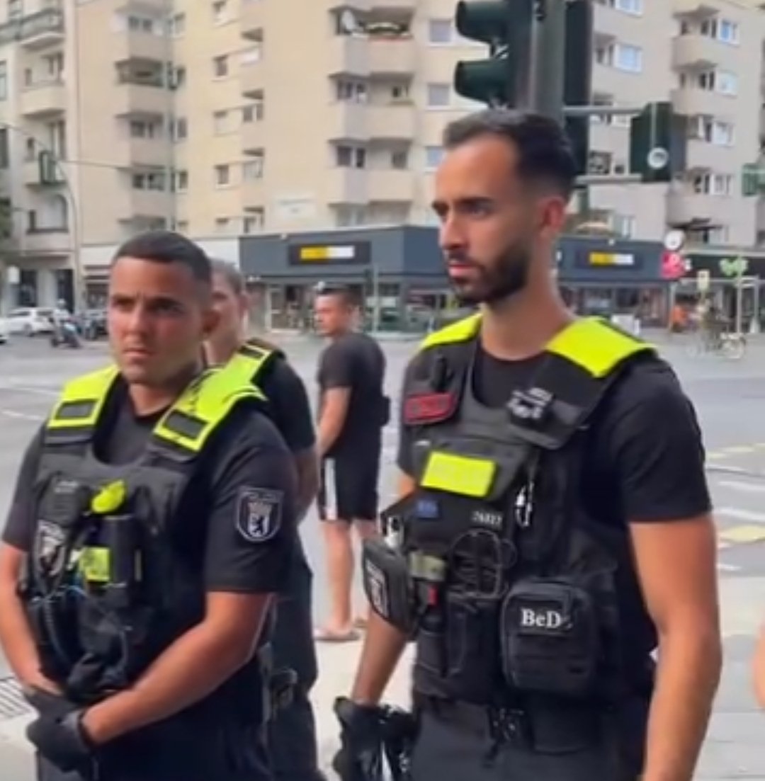 Ethnotikos's tweet image. Οι τούρκοι νόμιμα ήρθαν ως μετανάστες κι είναι η πιο ισχυρή πληθυσμιακή εθνότητα να επικρατεί κοινωνικά έναντι άλλων. 
Μόνο στο Βερολίνο οι προσλήψεις με τούρκων στο γερμανικό δημόσιο κι σώματα ασφαλείας φτάνουν 40%.
Αυτά για όσους δεν έχουν πρόβλημα με νόμιμους μετανάστες.