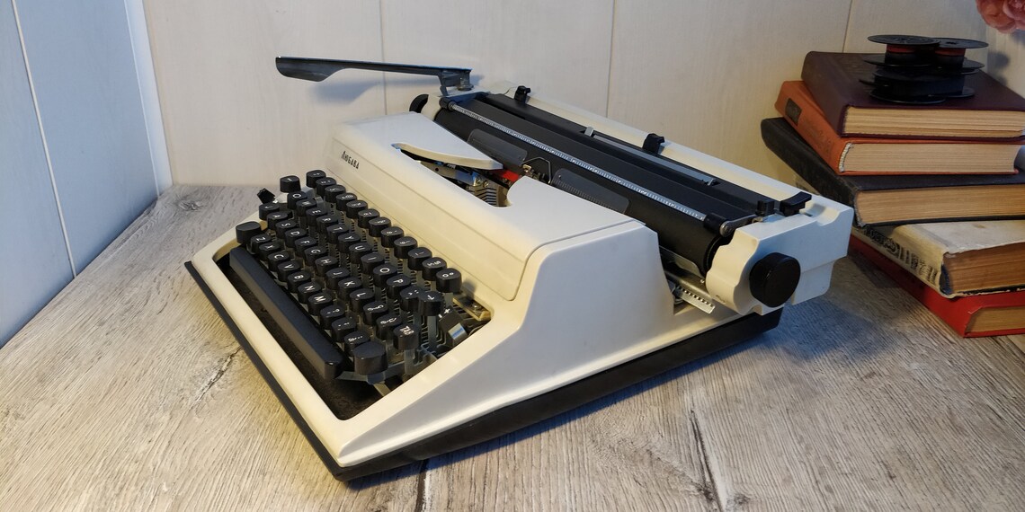IGOR2691's tweet image. Lyubava Soviet Typewriter. Wide Carriage. USSR Typewriter. QWERTY keys. Portable Typewriter. Working Manual Typewriter. Made in USSR etsy.me/3jNPQ3U