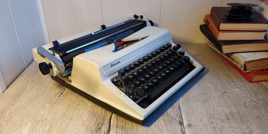 IGOR2691's tweet image. Lyubava Soviet Typewriter. Wide Carriage. USSR Typewriter. QWERTY keys. Portable Typewriter. Working Manual Typewriter. Made in USSR etsy.me/3jNPQ3U