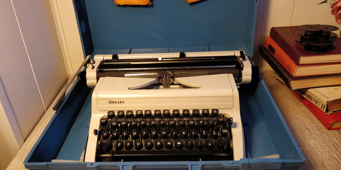 IGOR2691's tweet image. Lyubava Soviet Typewriter. Wide Carriage. USSR Typewriter. QWERTY keys. Portable Typewriter. Working Manual Typewriter. Made in USSR etsy.me/3jNPQ3U