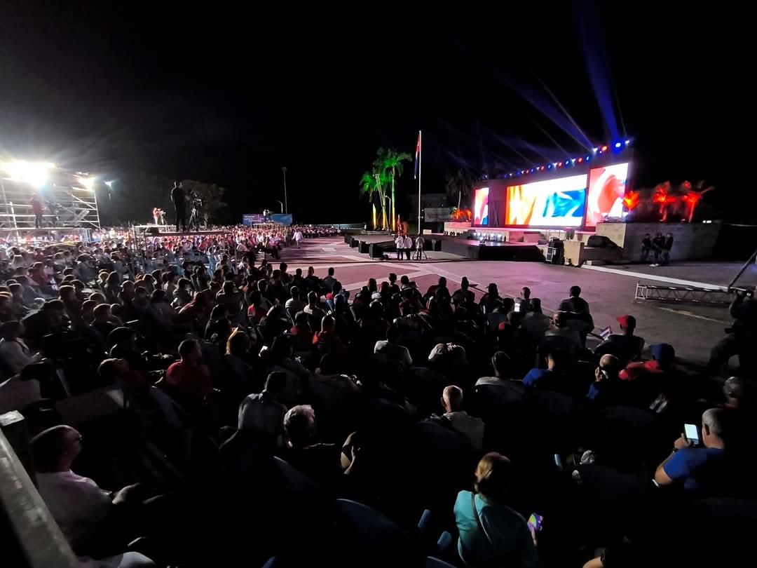 CubaMES's tweet image. 🇨🇺 El GE Raúl Castro Ruz, líder histórico de la Revolución, y el Presidente @DiazCanelB, junto a más de diez mil avileños, conmemoran en la Plaza Máximo Gómez Báez el 72 aniversario de los heroicos asaltos a los cuarteles Moncada y Carlos Manuel de Céspedes. #LaLuchaNoHaCesado