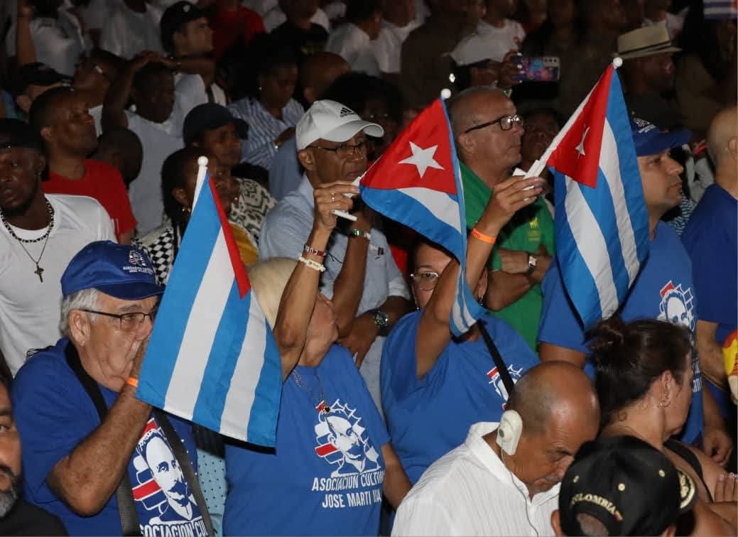CubaMES's tweet image. 🇨🇺 El GE Raúl Castro Ruz, líder histórico de la Revolución, y el Presidente @DiazCanelB, junto a más de diez mil avileños, conmemoran en la Plaza Máximo Gómez Báez el 72 aniversario de los heroicos asaltos a los cuarteles Moncada y Carlos Manuel de Céspedes. #LaLuchaNoHaCesado
