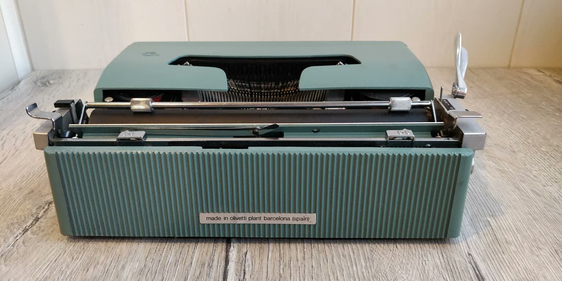 IGOR2691's tweet image. #OLIVETTI #Lettera 32 #Manual #mechanical Typewriter. #QWERTY Keyboard. #Working #Portable Typewriter. #Vintage #Machine. #Gift #idea #Vintage #Office #Steampunk #OfficeDecor #Decor #Stylish #officedesign #Rare #Collectible etsy.me/33V6gQc