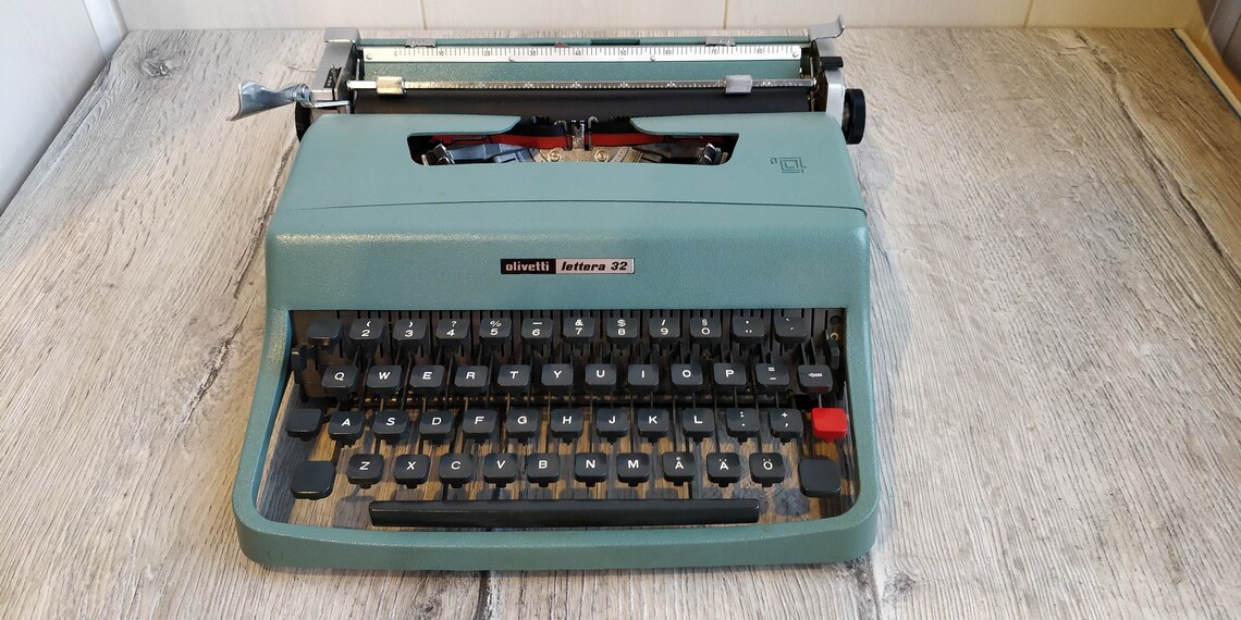 IGOR2691's tweet image. #OLIVETTI #Lettera 32 #Manual #mechanical Typewriter. #QWERTY Keyboard. #Working #Portable Typewriter. #Vintage #Machine. #Gift #idea #Vintage #Office #Steampunk #OfficeDecor #Decor #Stylish #officedesign #Rare #Collectible etsy.me/33V6gQc